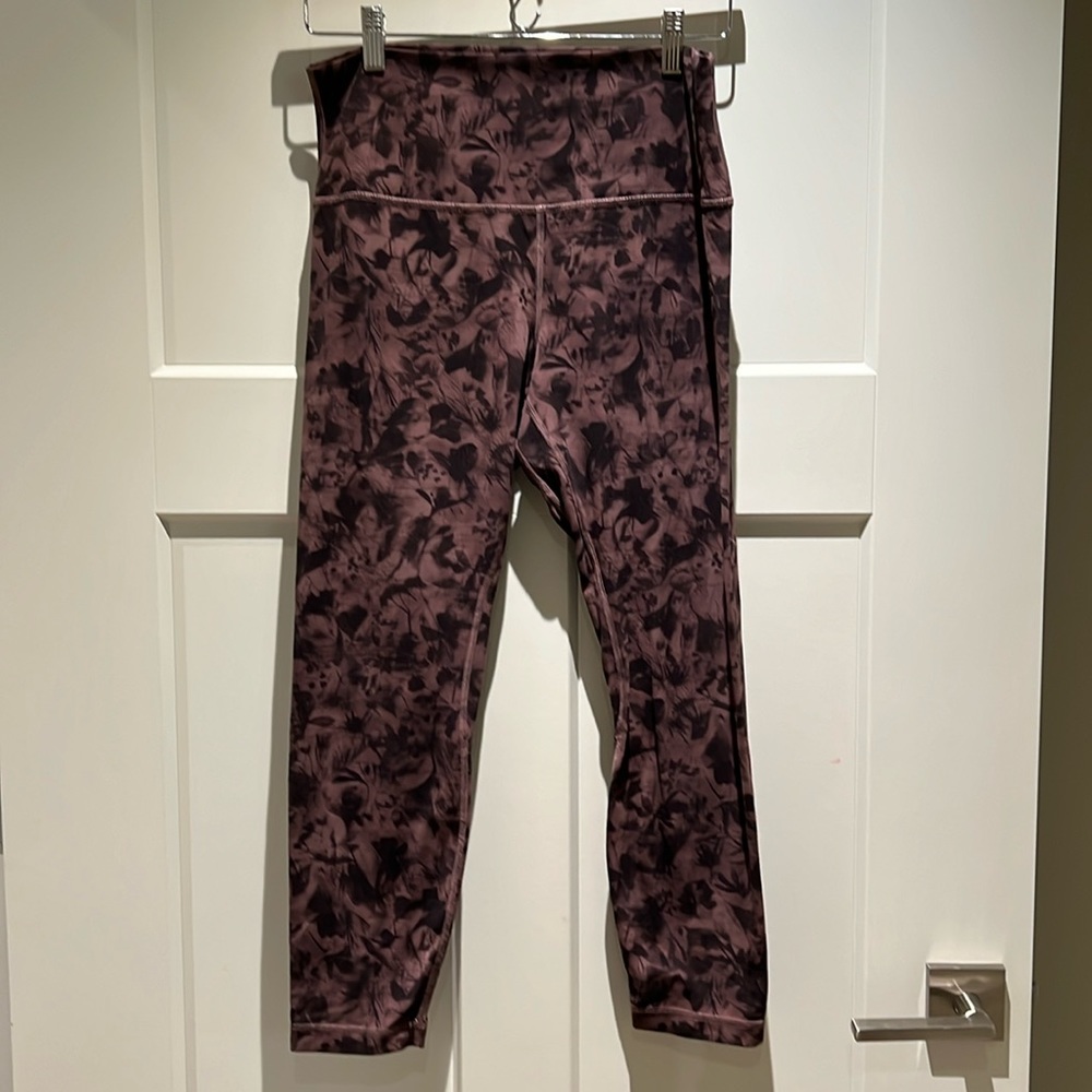 Lululemon In Movement Tight 25" *Everlux
Mini Dusk Floral Antique Bark Black